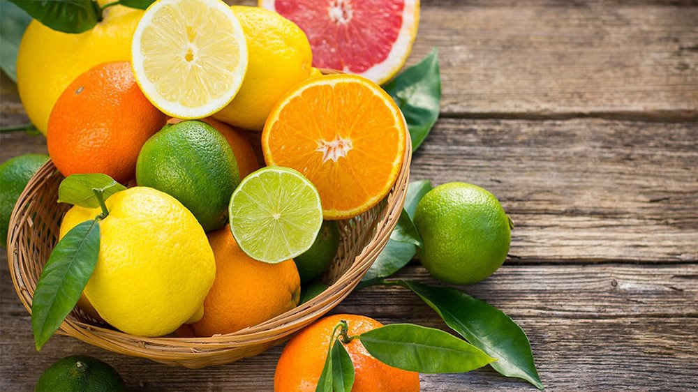 Các loại trái cây như cam, chanh, quýt, bưởi,... rất giàu vitamin C và chât chống oxy hóa
