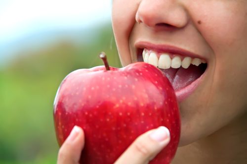 ăn táo giúp răng khỏe mạnh